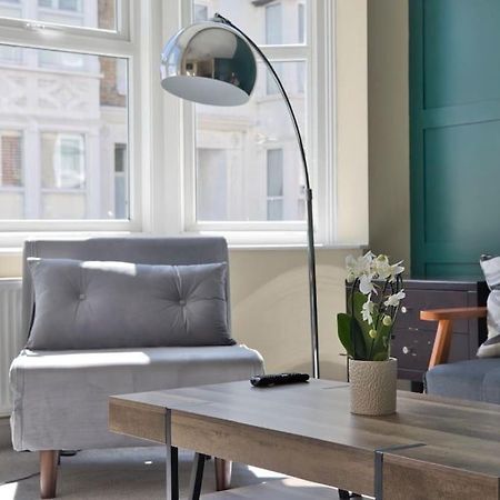 Stylish Beachfront Apartment In Historic Дил Экстерьер фото