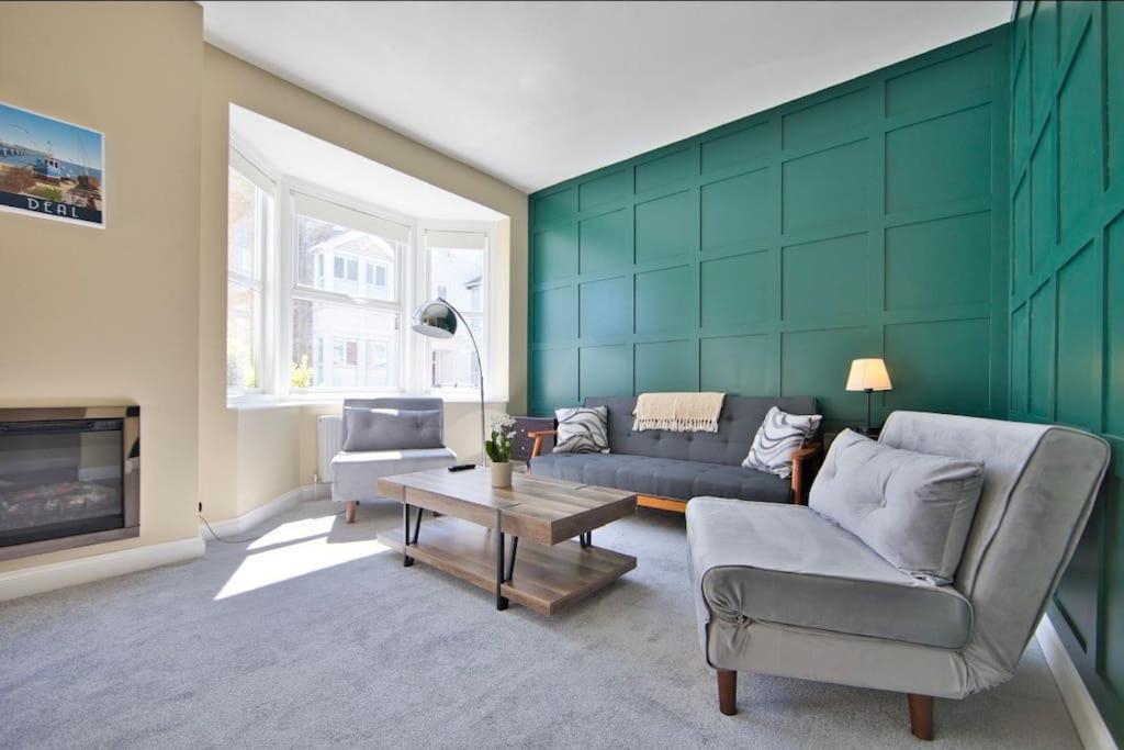 Stylish Beachfront Apartment In Historic Дил Экстерьер фото