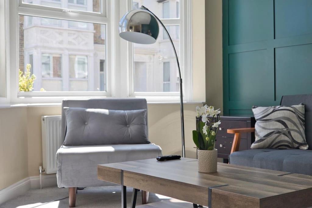 Stylish Beachfront Apartment In Historic Дил Экстерьер фото